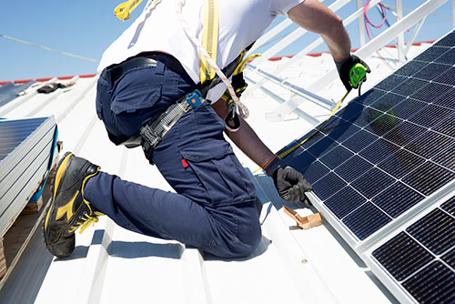 Poseur de panneau solaire avec ReNova Clean